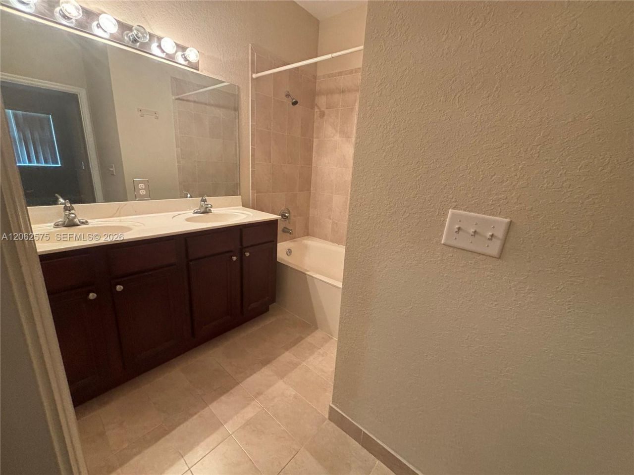 1015 NE 208th St , Miami, FL 33179 Photo