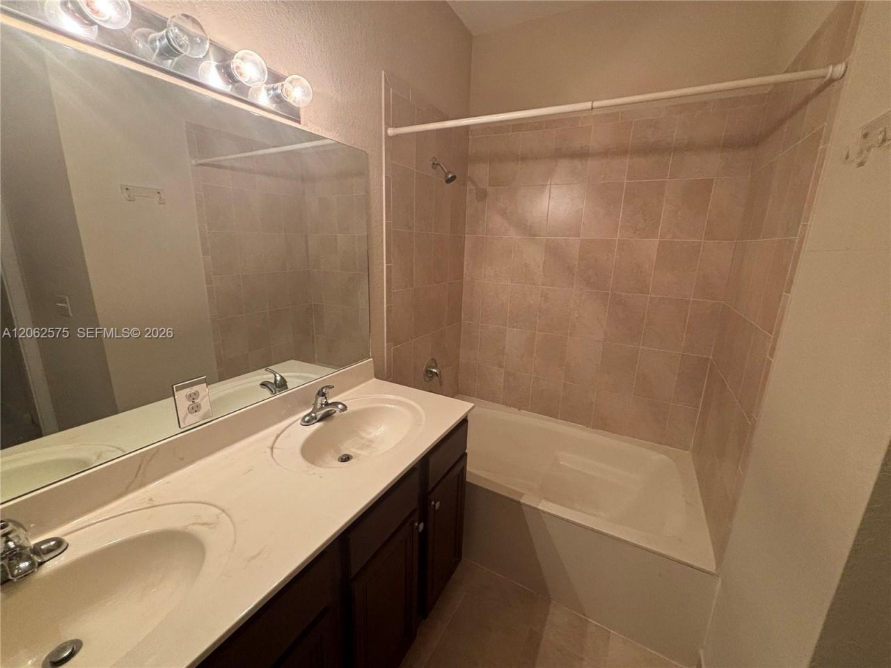 1015 NE 208th St , Miami, FL 33179 Photo