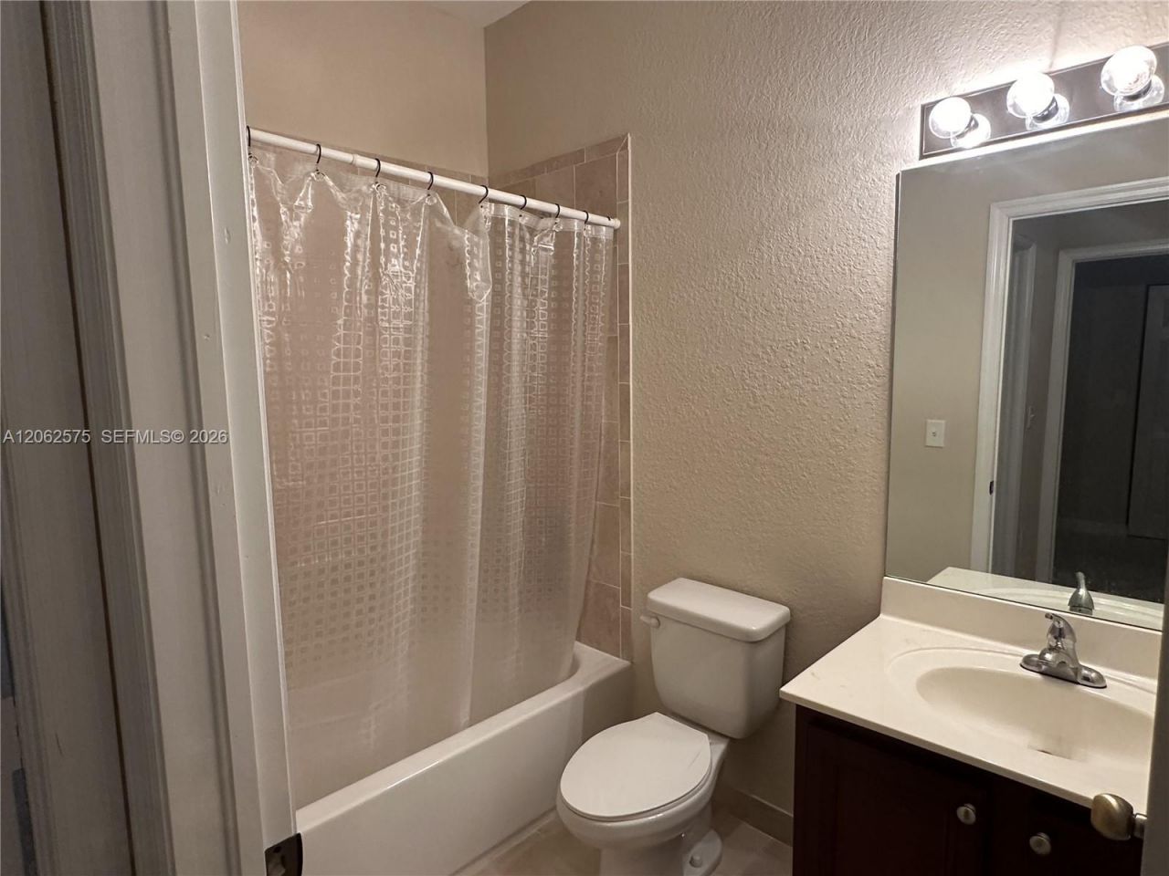 1015 NE 208th St , Miami, FL 33179 Photo