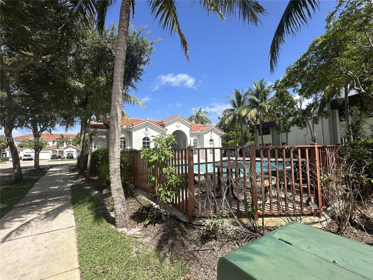 1015 NE 208th St , Miami, FL 33179 Photo