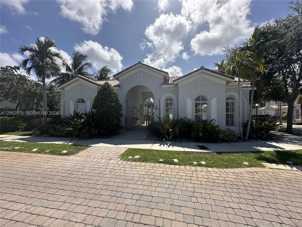 1015 NE 208th St , Miami, FL 33179 Photo