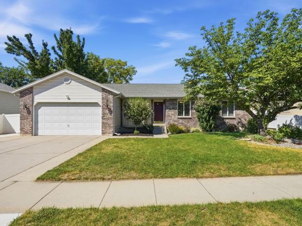 38 W CLAY DR , Murray, UT 84107