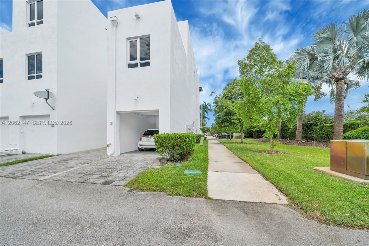 6310 NW 103rd Pl, Unit 201, Doral, FL 33178 Photo