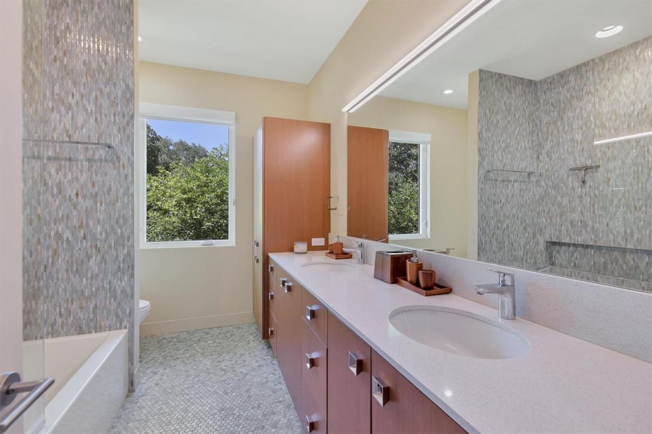 1556 Eastbrook Drive, Sarasota, FL 34231 Photo