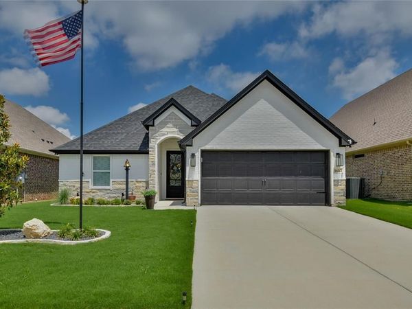 1453 Highland Park Circle , Granbury, TX 76048