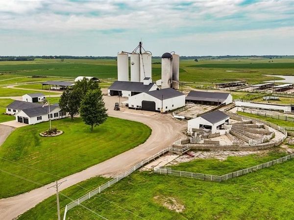 198 N 1250 Road, Berryton, KS 66409