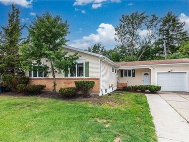 16 Newgate Road, Amherst, NY 14226