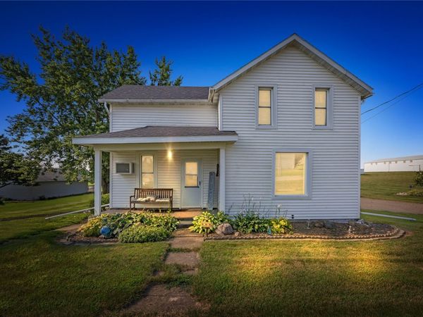 307 Fremont Street SW, Blairstown, IA 52209