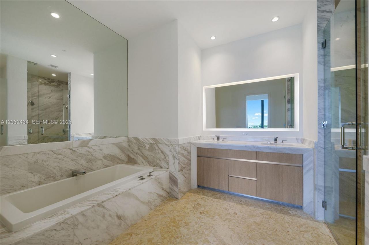 2811 S Bayshore Dr, Unit 5C, Coconut Grove, FL 33133 Photo