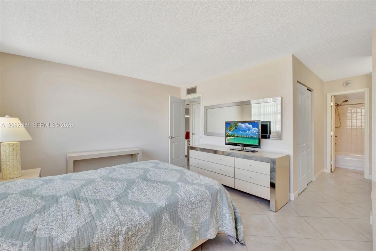 3113 S Ocean Dr, Unit 804, Hallandale Beach, FL 33009 Photo