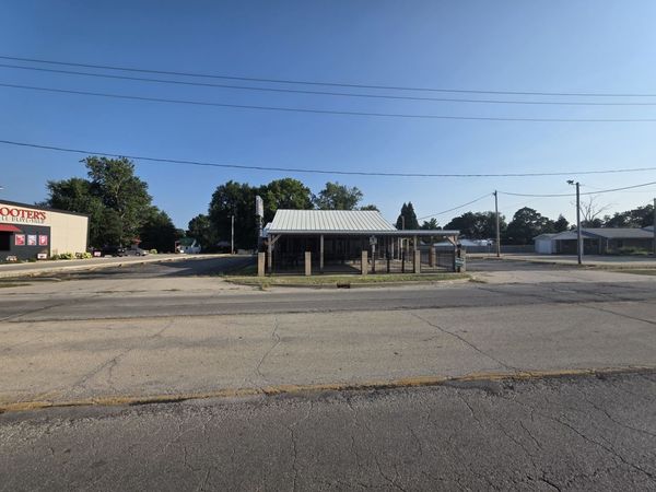 616 W Van Buren Street, Clinton, IL 61727