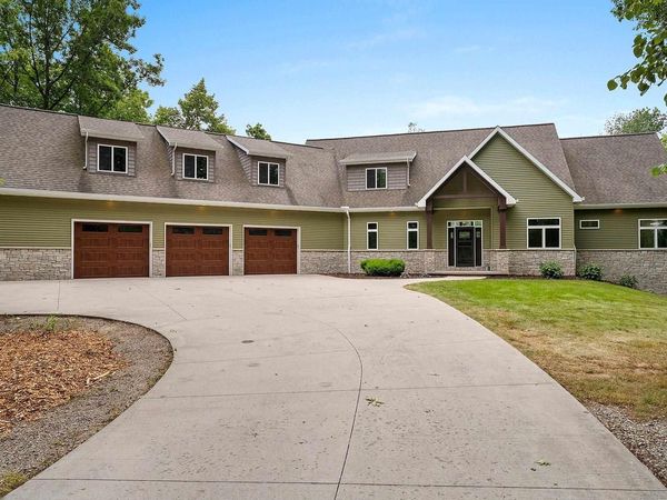 635 RUYS WOODS COURT, Combined Locks, WI 54113