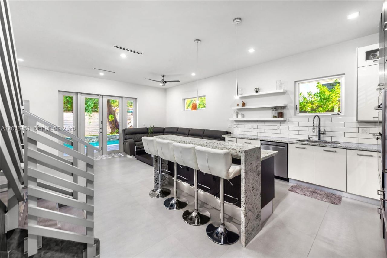 3067 Carter St , Miami, FL 33133 Photo