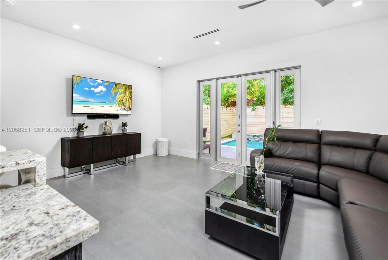 3067 Carter St , Miami, FL 33133 Photo