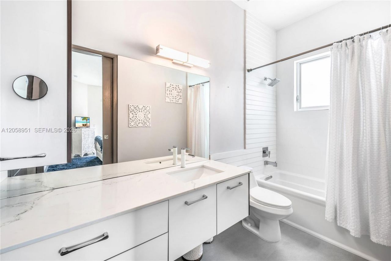 3067 Carter St , Miami, FL 33133 Photo