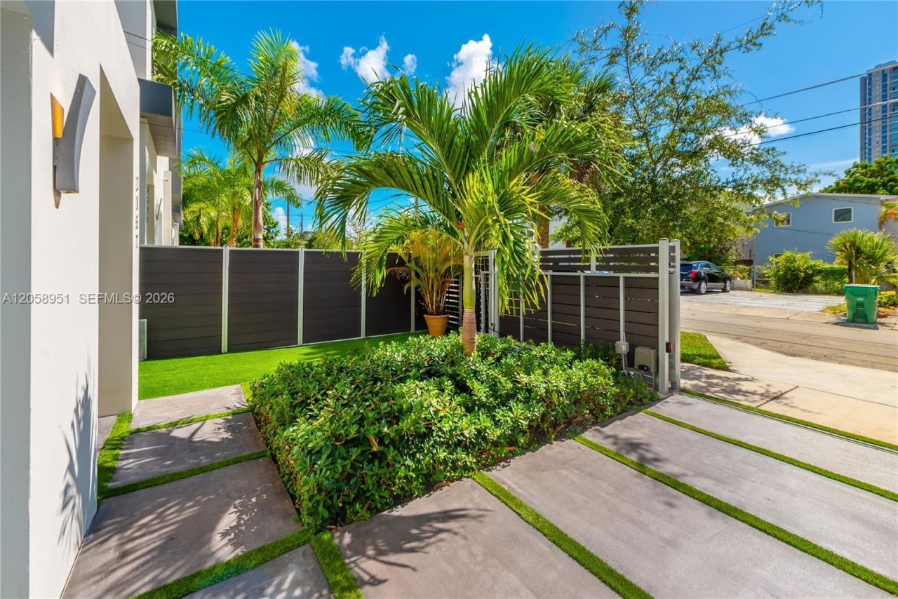 3067 Carter St , Miami, FL 33133 Photo
