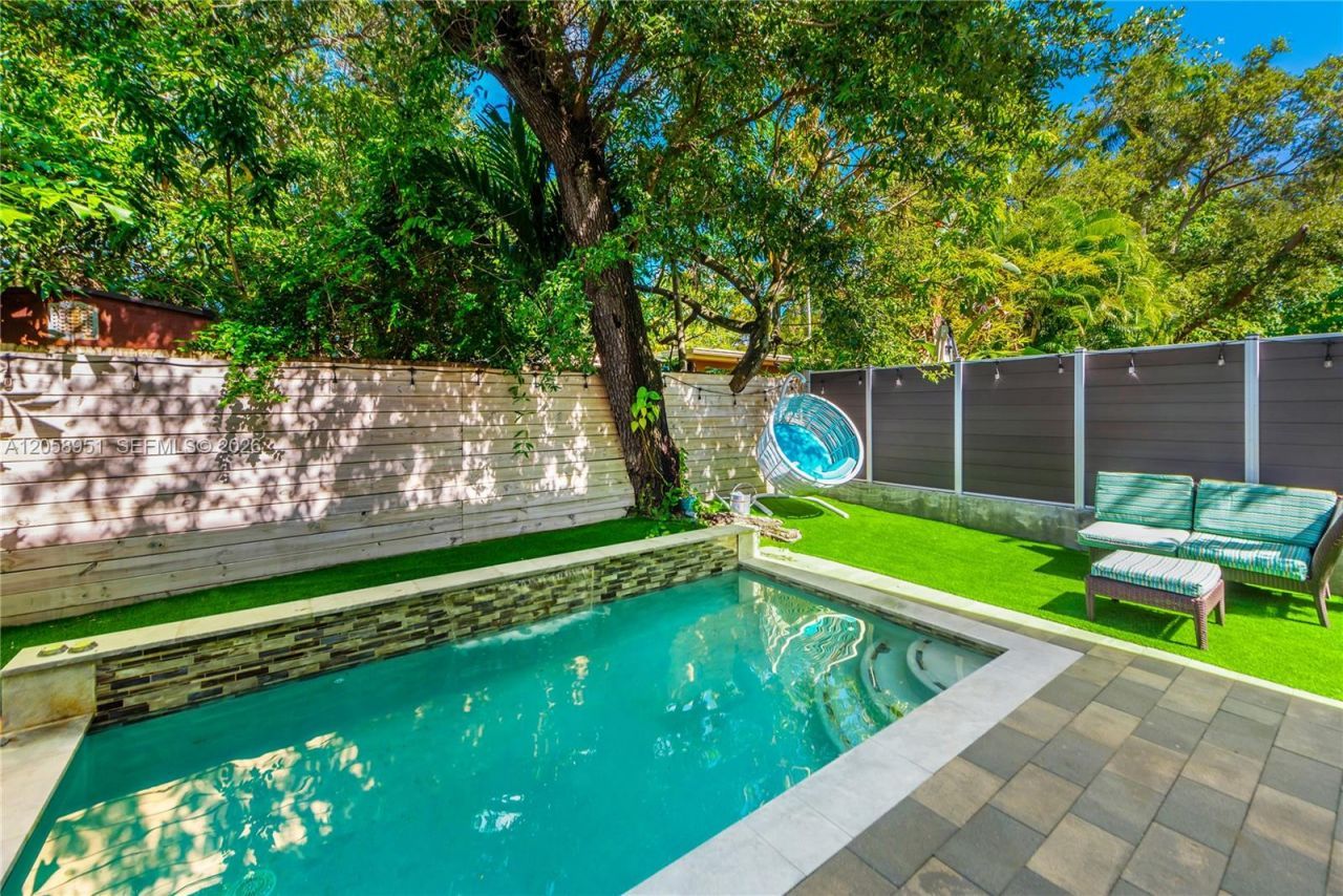3067 Carter St , Miami, FL 33133 Photo