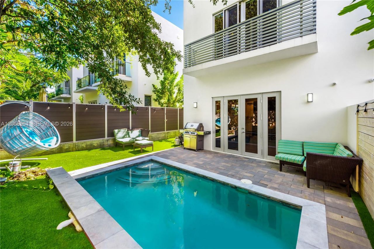 3067 Carter St , Miami, FL 33133 Photo