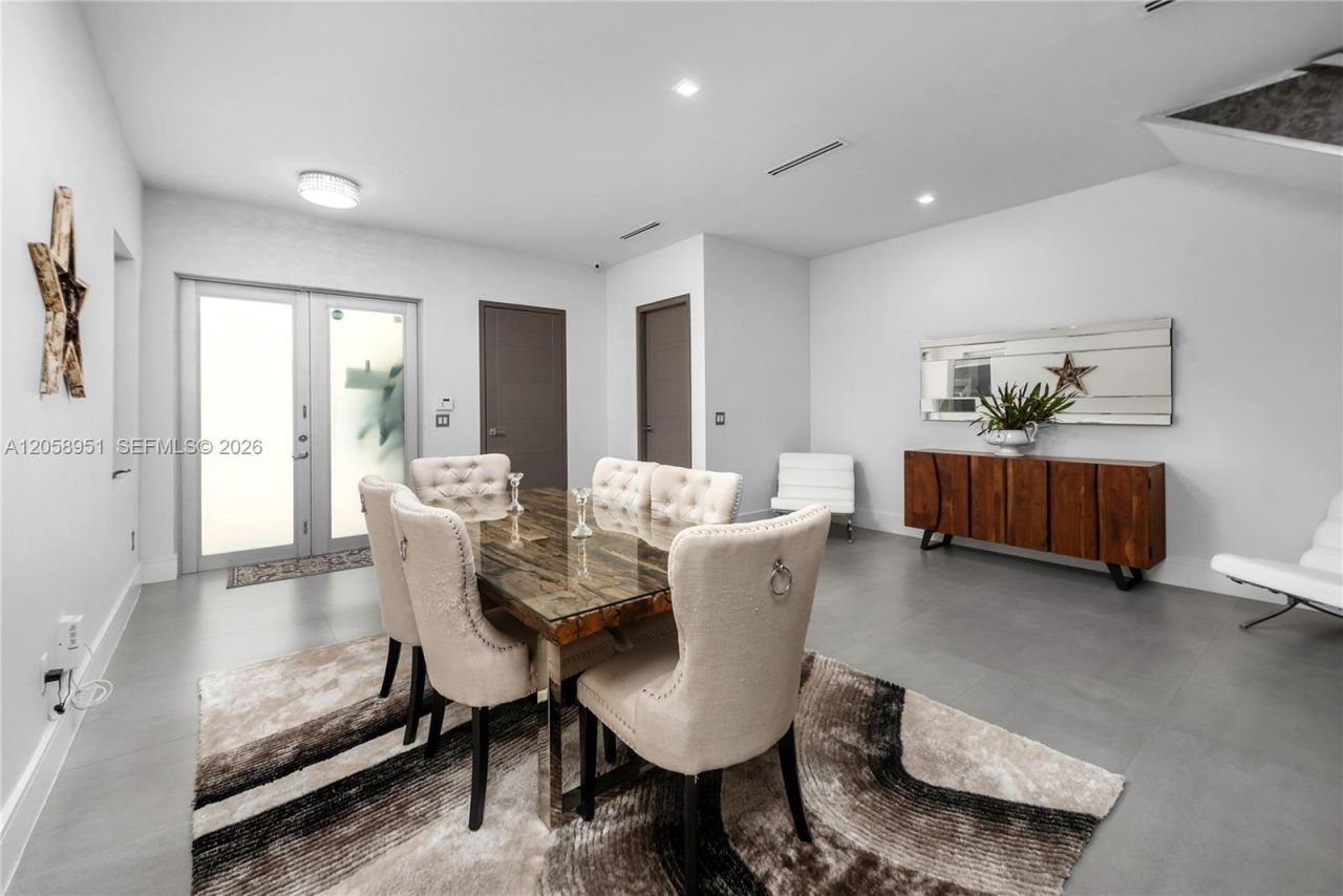3067 Carter St , Miami, FL 33133 Photo
