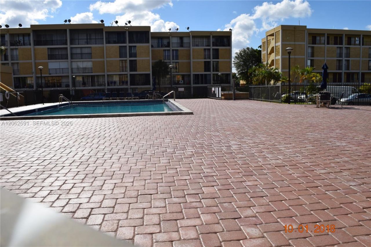 9240 Fontainebleau Blvd, Unit 204, Miami, FL 33172 Photo