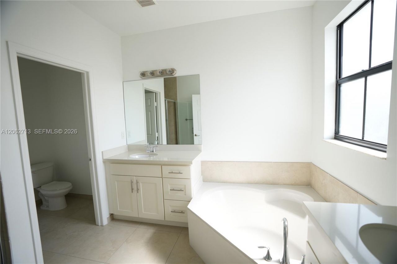 10440 NW 61st Ln , Doral, FL 33178 Photo