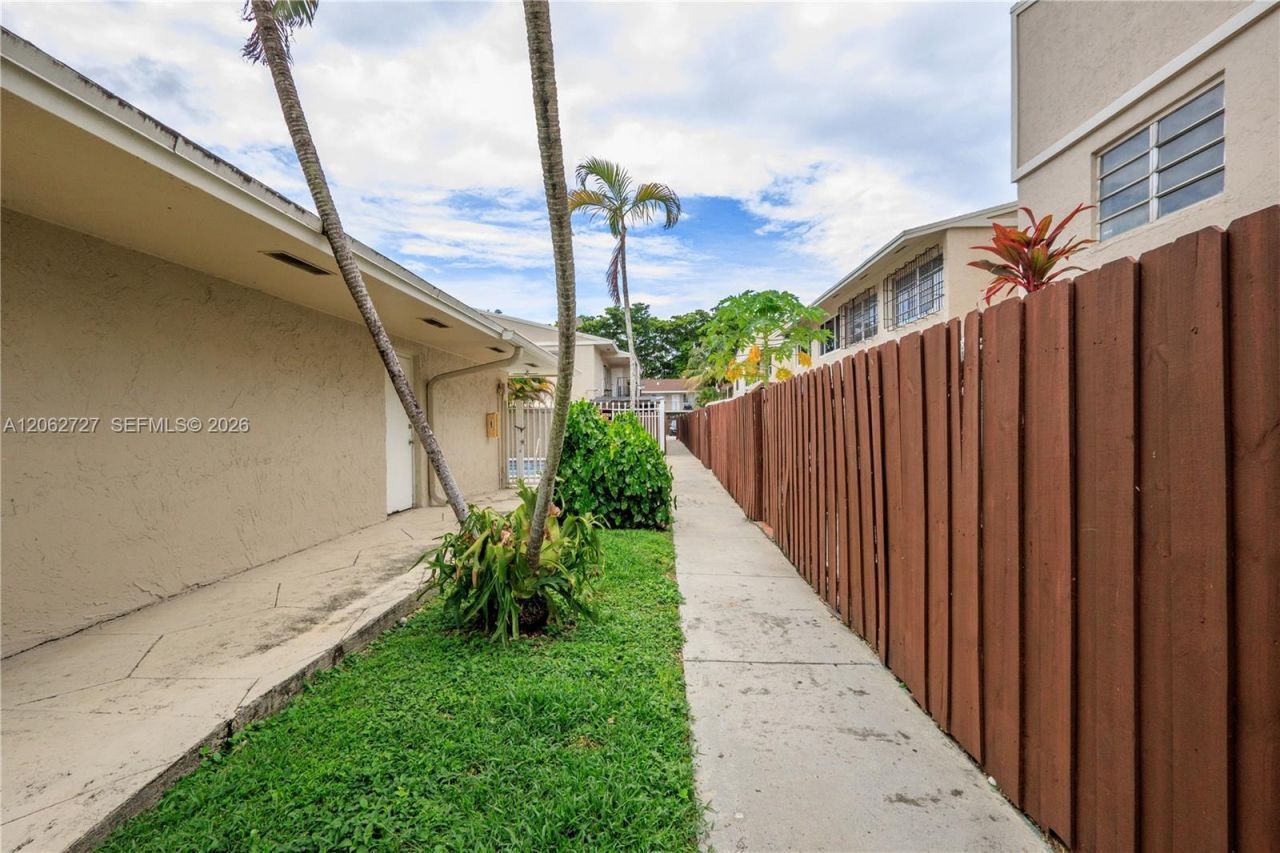 15680 SW 82nd Cir Ln, Unit 8-8, Miami, FL 33193 Photo