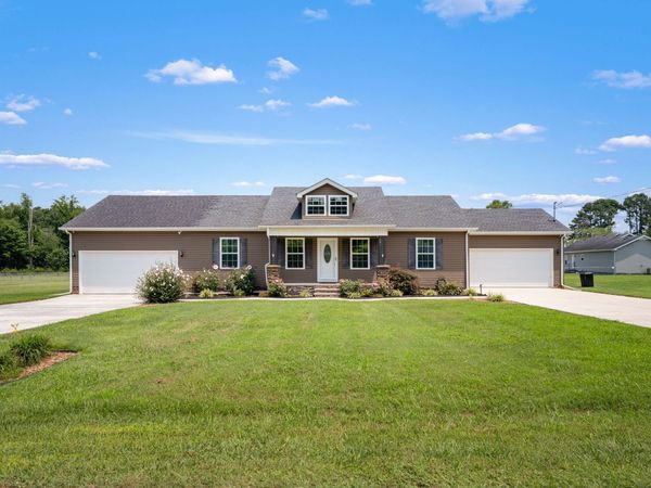 581 Oakwood Ln , Tullahoma, TN 37388