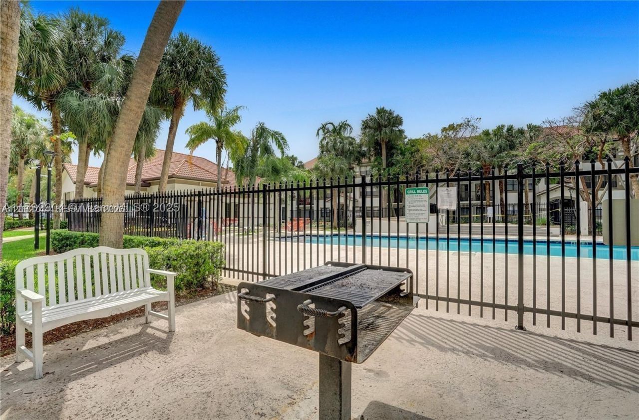 560 S Park , Unit 7-23, Hollywood, FL 33021 Photo