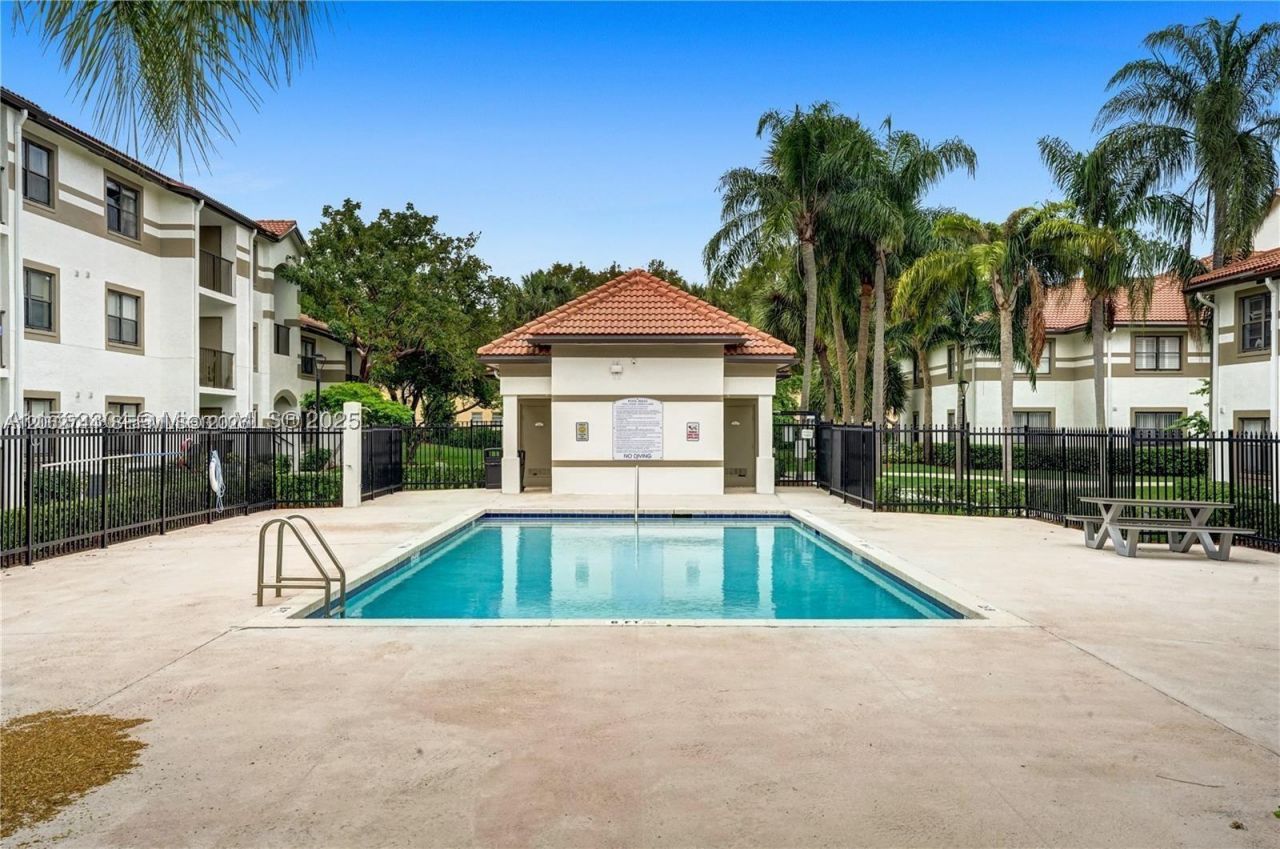 560 S Park , Unit 7-23, Hollywood, FL 33021 Photo