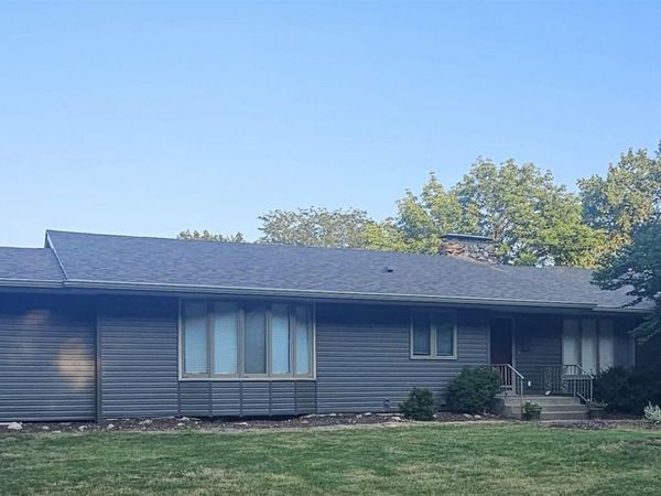 4412 MANOR CIR, Sioux City, IA 51104