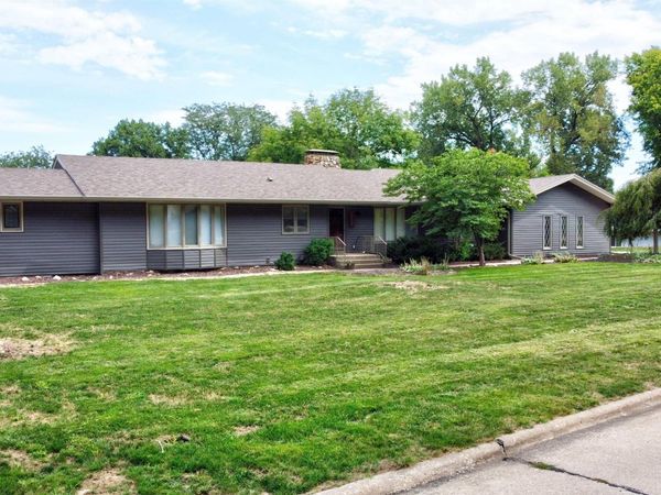 4412 MANOR CIR, Sioux City, IA 51104