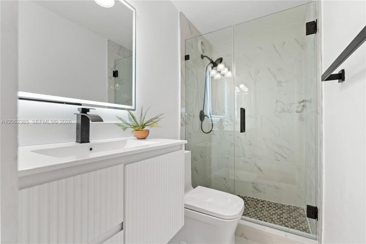 1880 S Treasure Dr , Unit 3D, North Bay Village, FL 33141 Photo