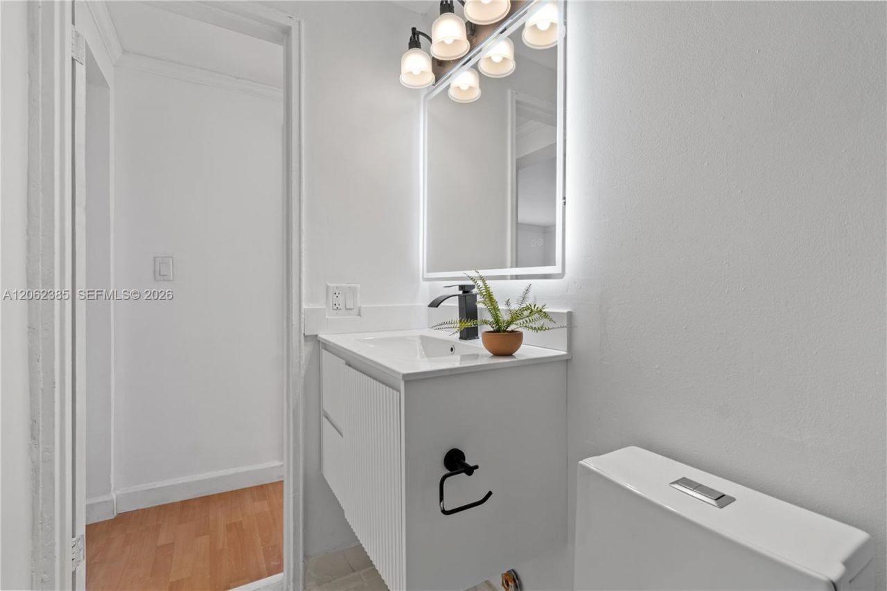 1880 S Treasure Dr , Unit 3D, North Bay Village, FL 33141 Photo