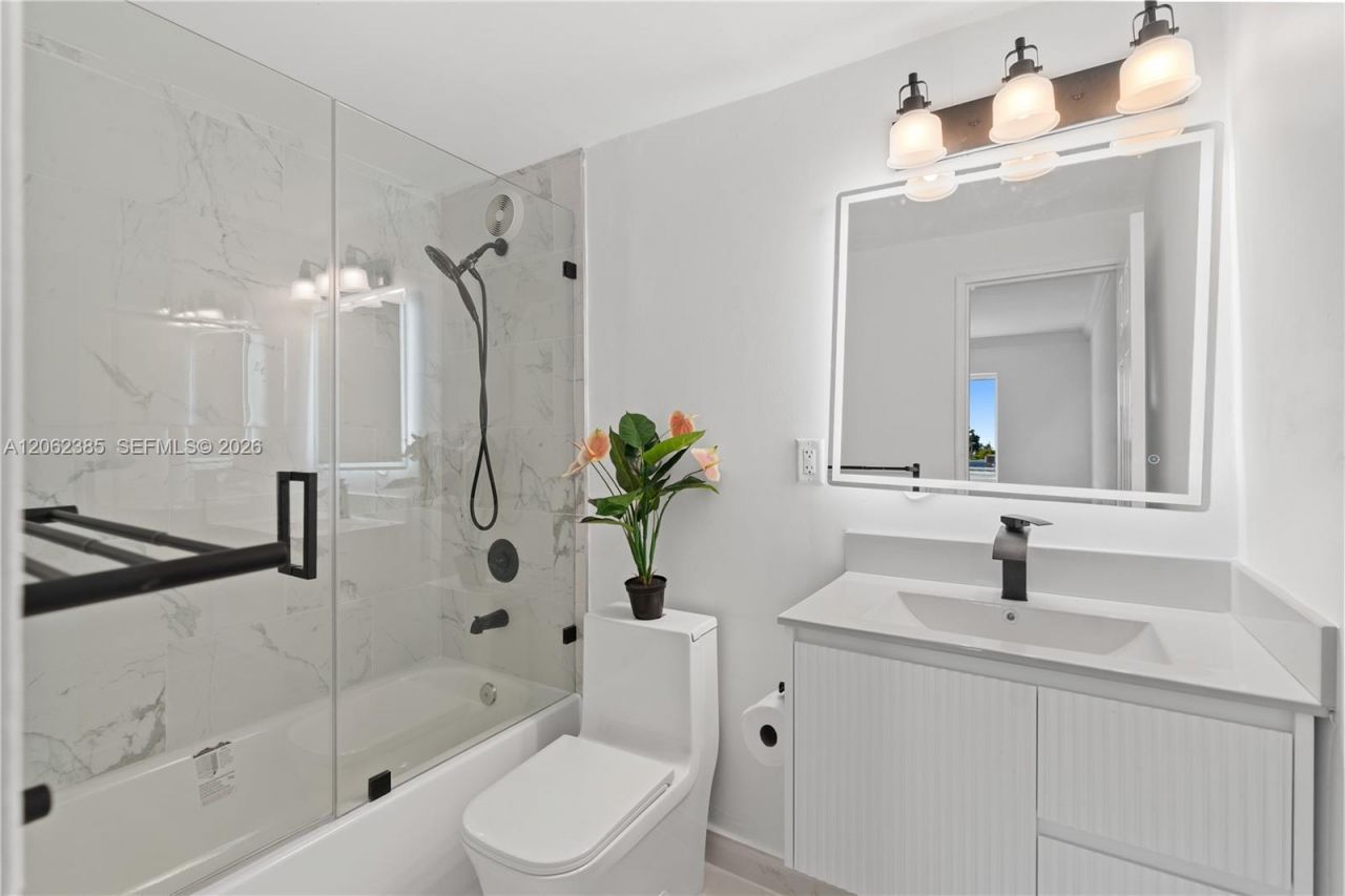 1880 S Treasure Dr , Unit 3D, North Bay Village, FL 33141 Photo