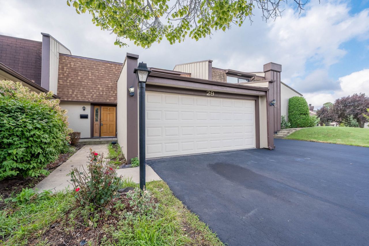 29 Westwood Court, Indian Head Park, IL 60525 Main Photo