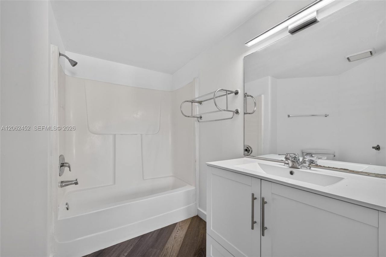 9429 Fontainebleau Blvd, Unit 201-33, Miami, FL 33172 Photo