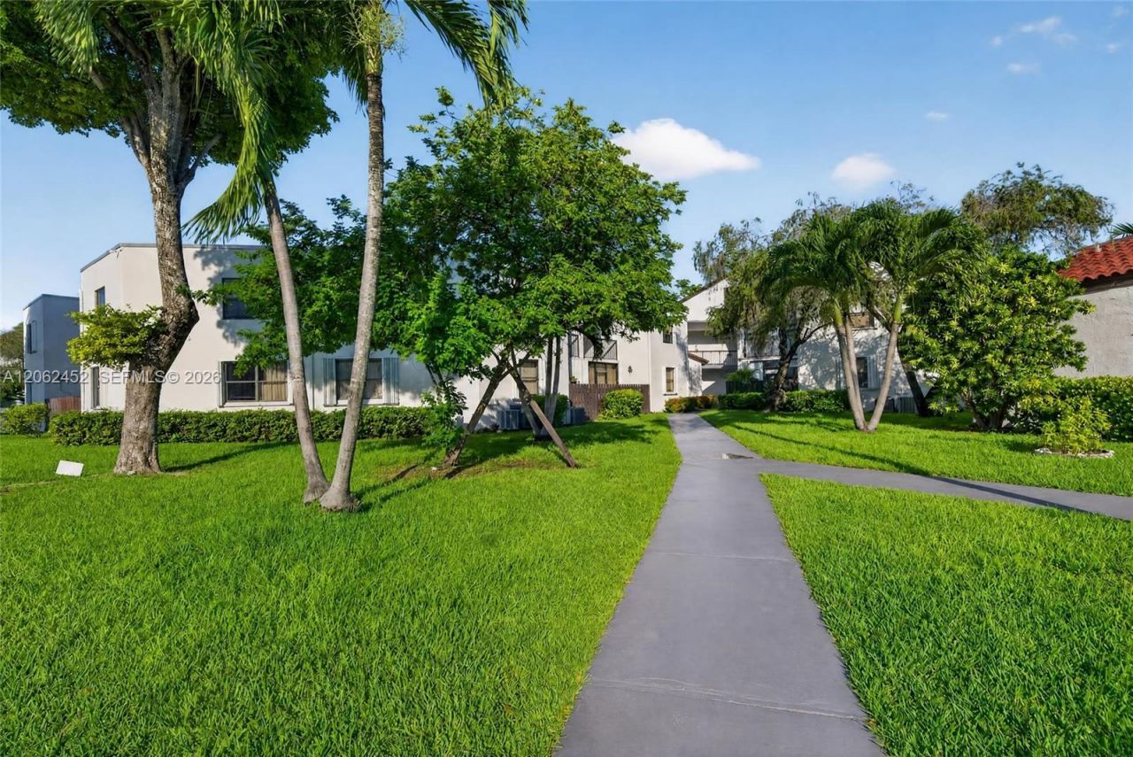9429 Fontainebleau Blvd, Unit 201-33, Miami, FL 33172 Photo