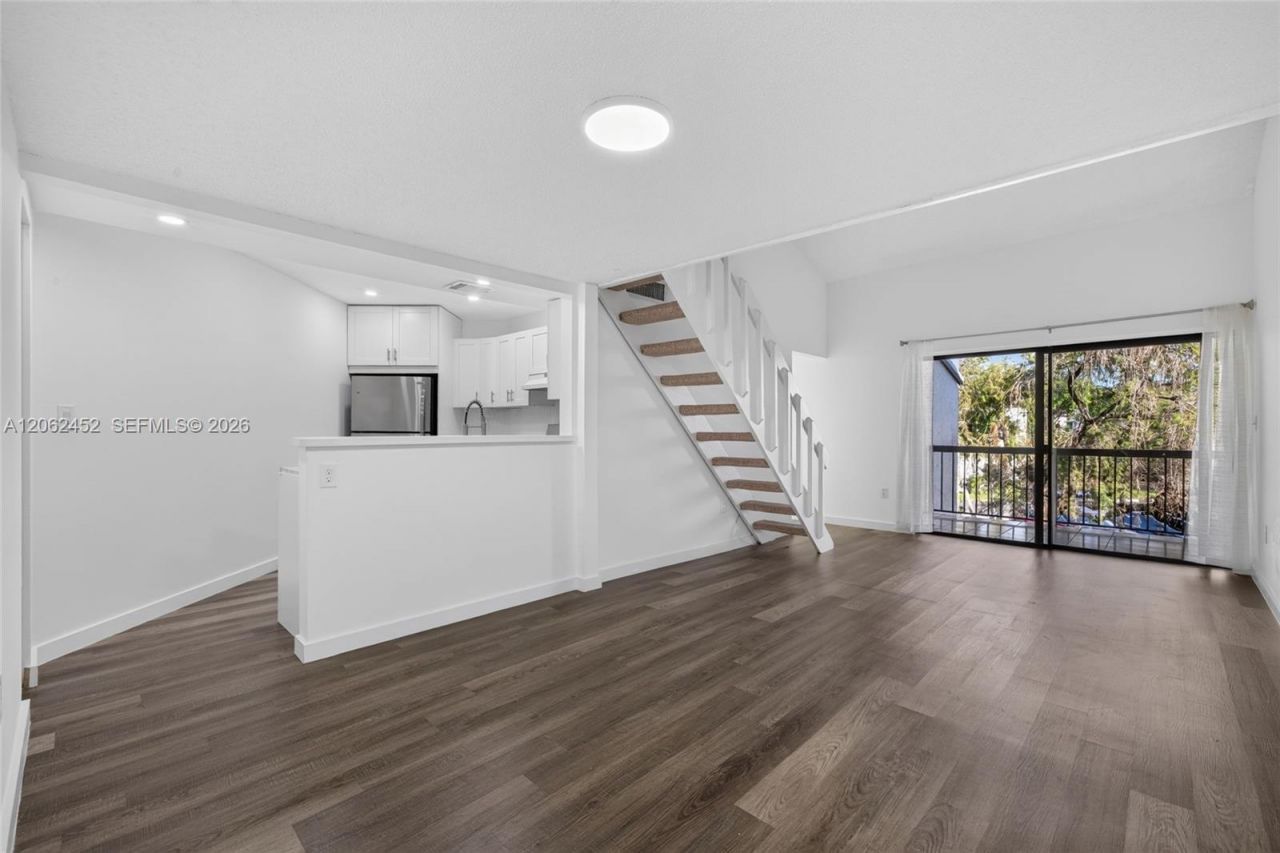9429 Fontainebleau Blvd, Unit 201-33, Miami, FL 33172 Photo