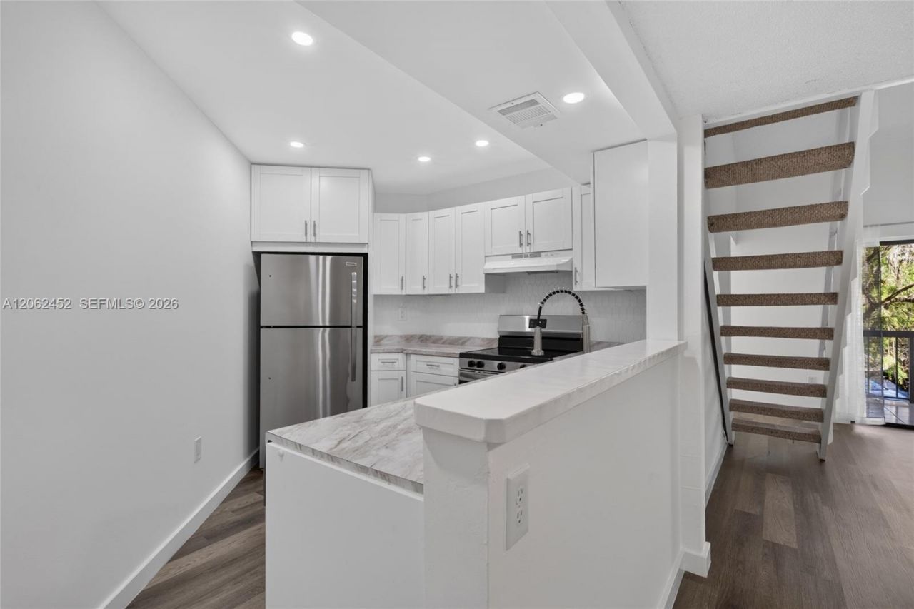 9429 Fontainebleau Blvd, Unit 201-33, Miami, FL 33172 Photo