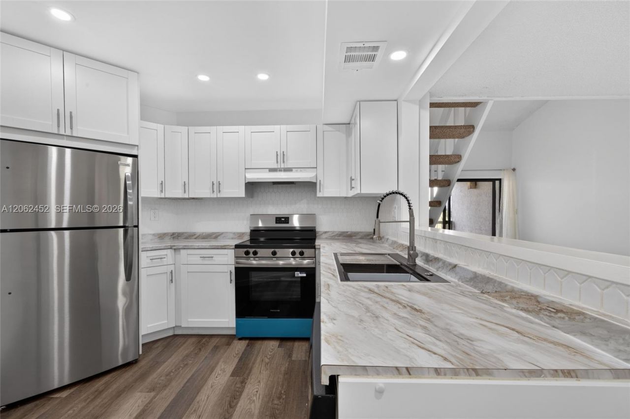 9429 Fontainebleau Blvd, Unit 201-33, Miami, FL 33172 Photo