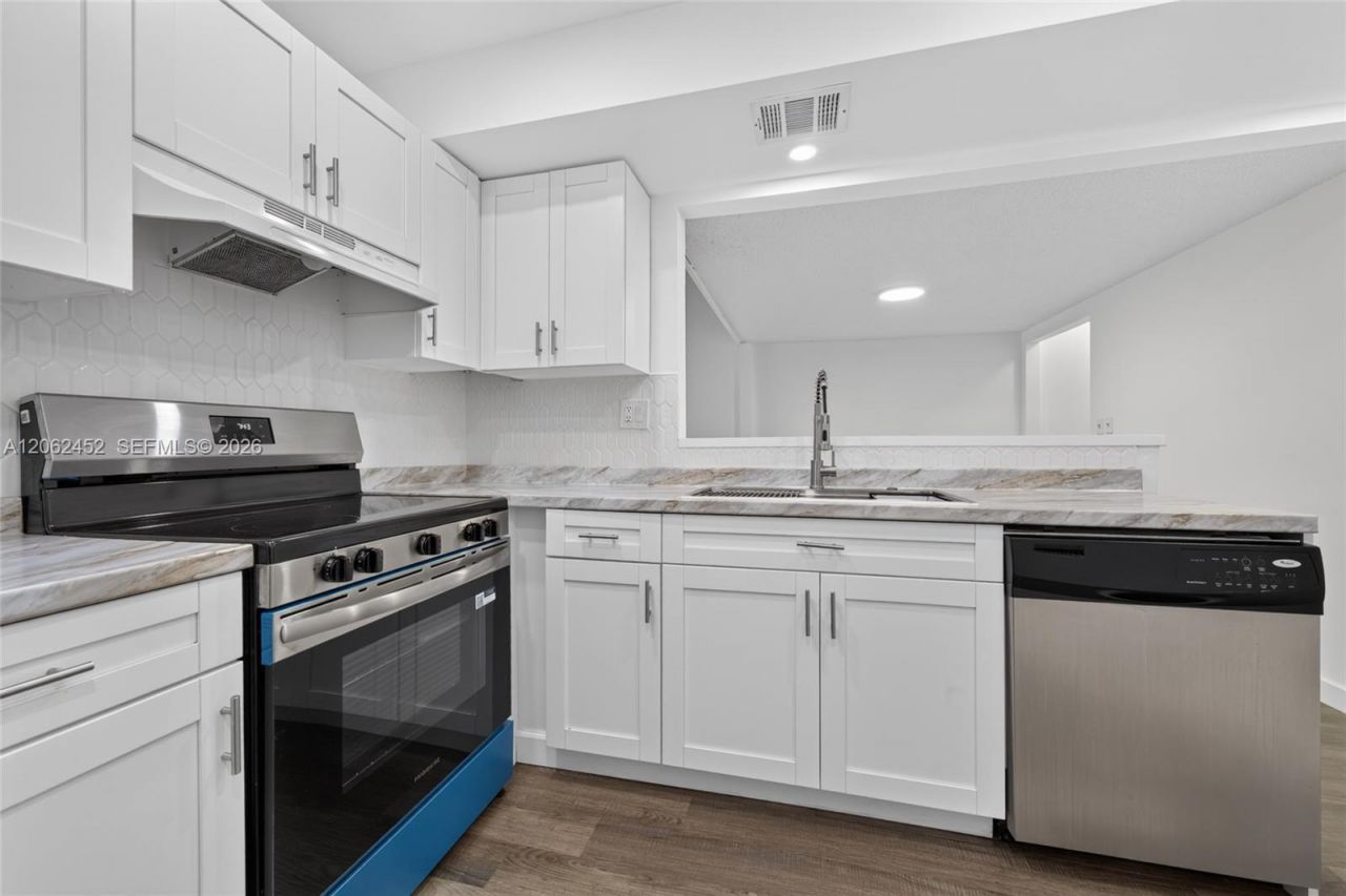 9429 Fontainebleau Blvd, Unit 201-33, Miami, FL 33172 Photo