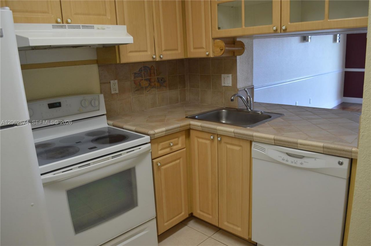 9320 Fontainebleau Blvd, Unit 609, Miami, FL 33172 Photo