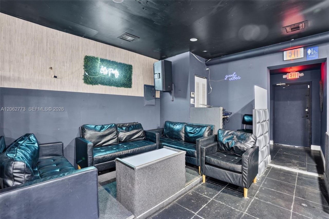 Cafeteria & Sports Bar For Sale In Hialeah , Hialeah, FL 33010 Photo