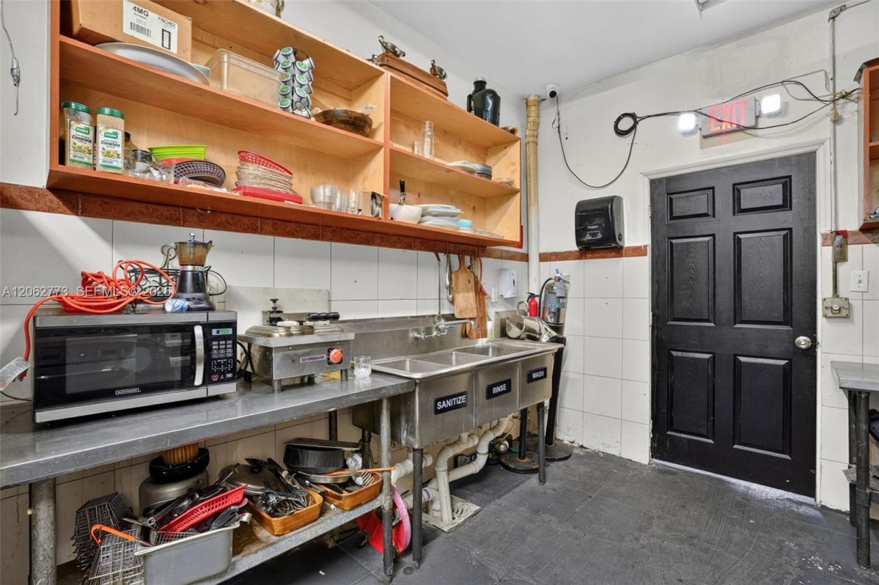 Cafeteria & Sports Bar For Sale In Hialeah , Hialeah, FL 33010 Photo