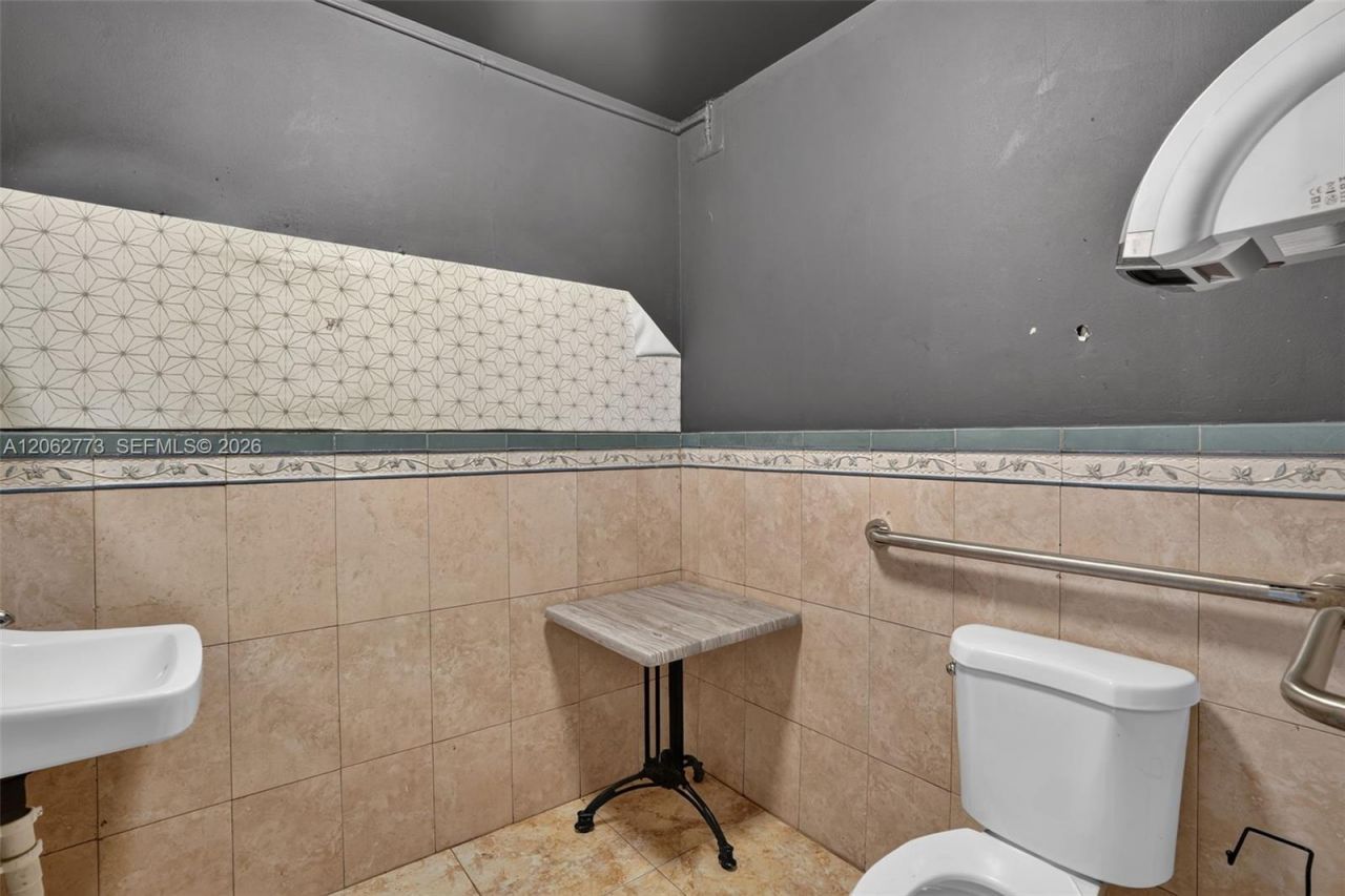Cafeteria & Sports Bar For Sale In Hialeah , Hialeah, FL 33010 Photo