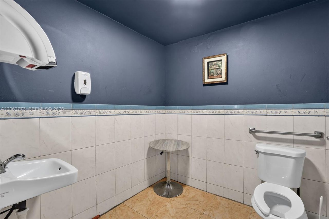 Cafeteria & Sports Bar For Sale In Hialeah , Hialeah, FL 33010 Photo