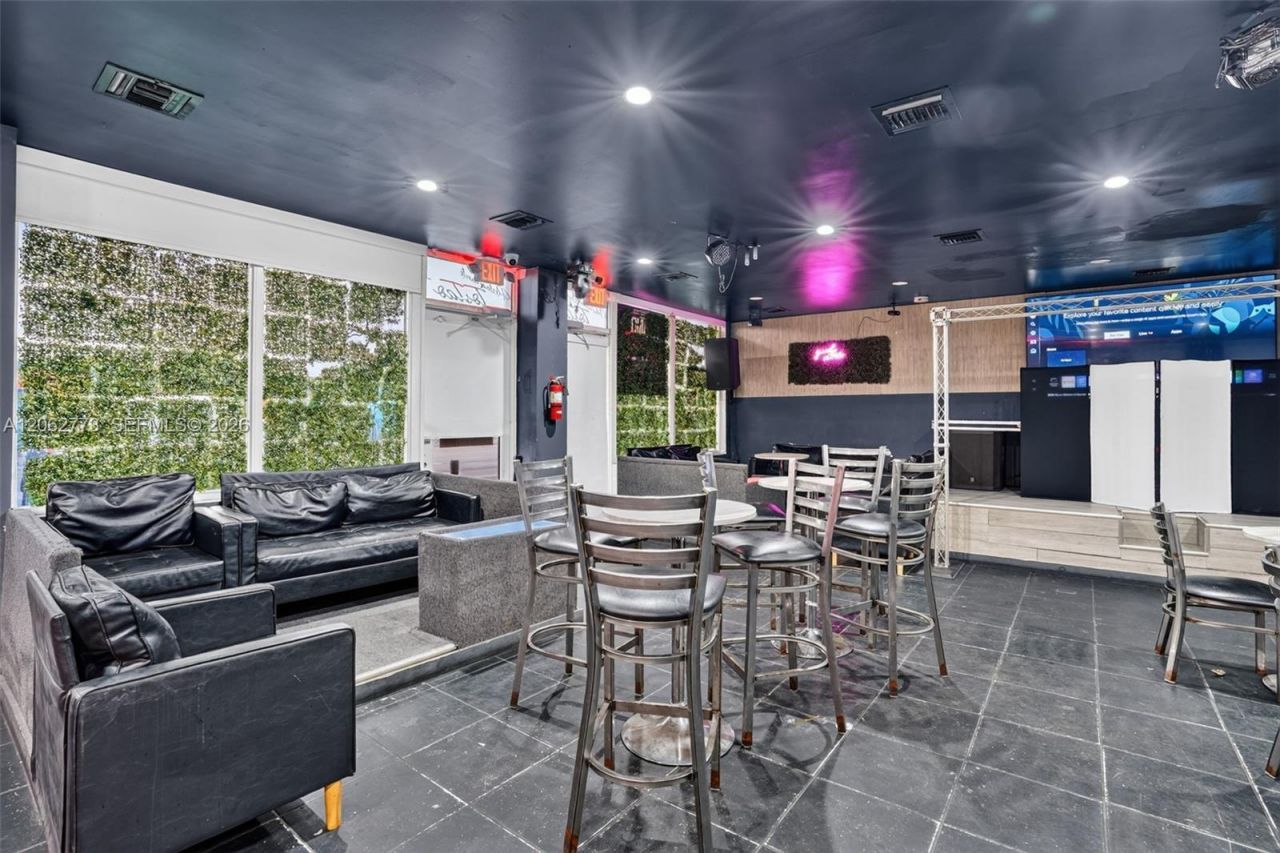 Cafeteria & Sports Bar For Sale In Hialeah , Hialeah, FL 33010 Photo