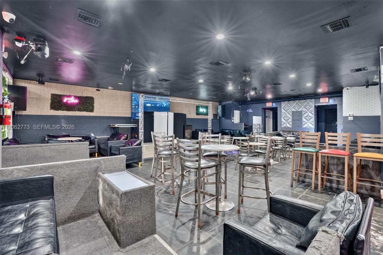 Cafeteria & Sports Bar For Sale In Hialeah , Hialeah, FL 33010 Photo