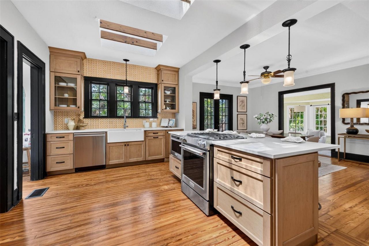 1110 Jungle Avenue N, Saint Petersburg, FL 33710 Photo