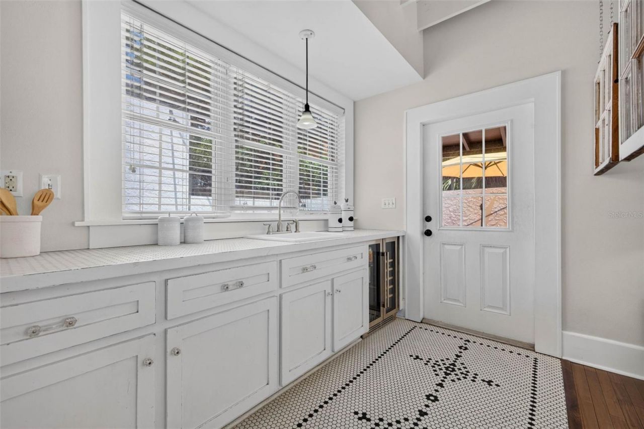 1110 Jungle Avenue N, Saint Petersburg, FL 33710 Photo